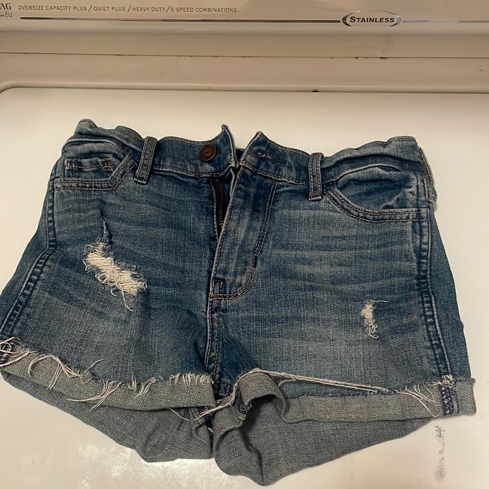 00 HOLLISTER jean shorts with paisley printed back pockets!! super cute😊